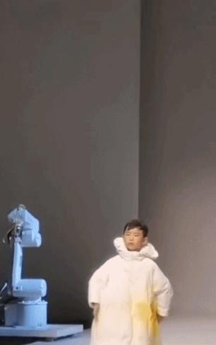 小孩父母双亡担起养家的重担,小小年纪就要扛起养家的重担