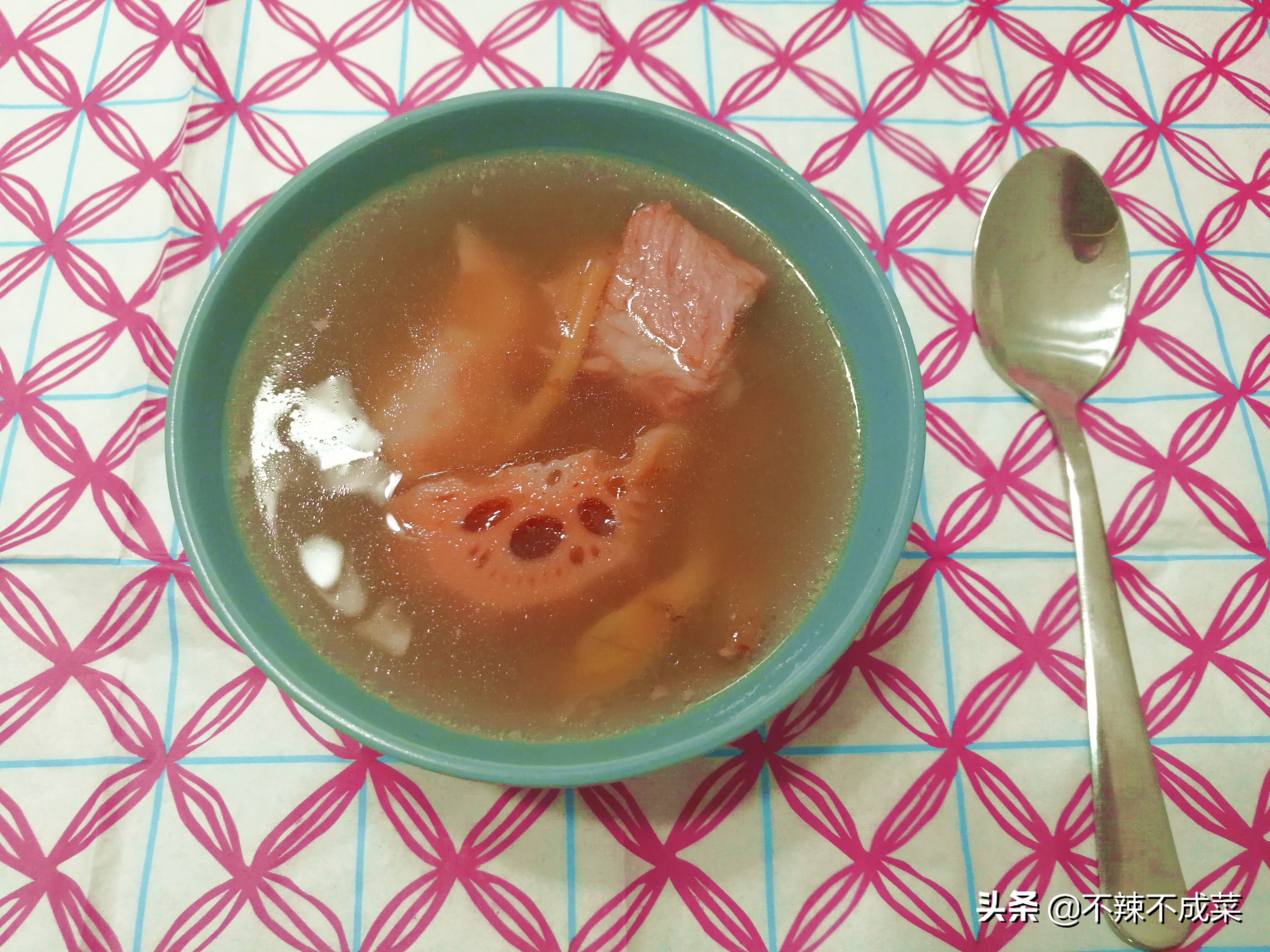 莲藕排骨汤适合冬天喝吗,鱼腥草红萝卜莲藕猪骨汤怎么煲