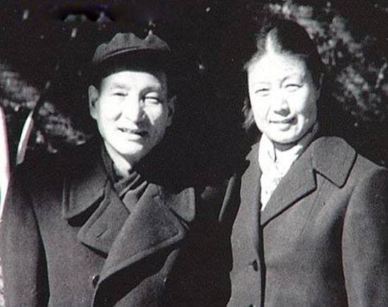 她出生教育世家，其父、兄、夫、子均是名人，*小平邓**曾为其姻缘作诗