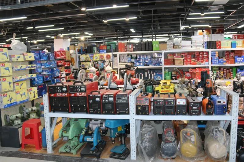 升级改造后的农贸市场夜景太美了,改造升级的农贸市场变靓了