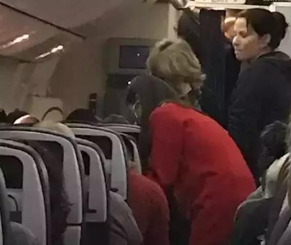 华人在澳洲被辱骂,澳大利亚一群青年当街袭击亚裔