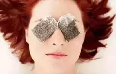 眼袋下垂很显老？教你一个小方法，纯天然收眼袋，眼袋自然变平