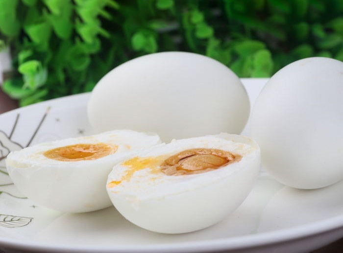 50个咸鸭蛋的正宗腌制方法,50年腌咸鸭蛋老方子100%出油方法