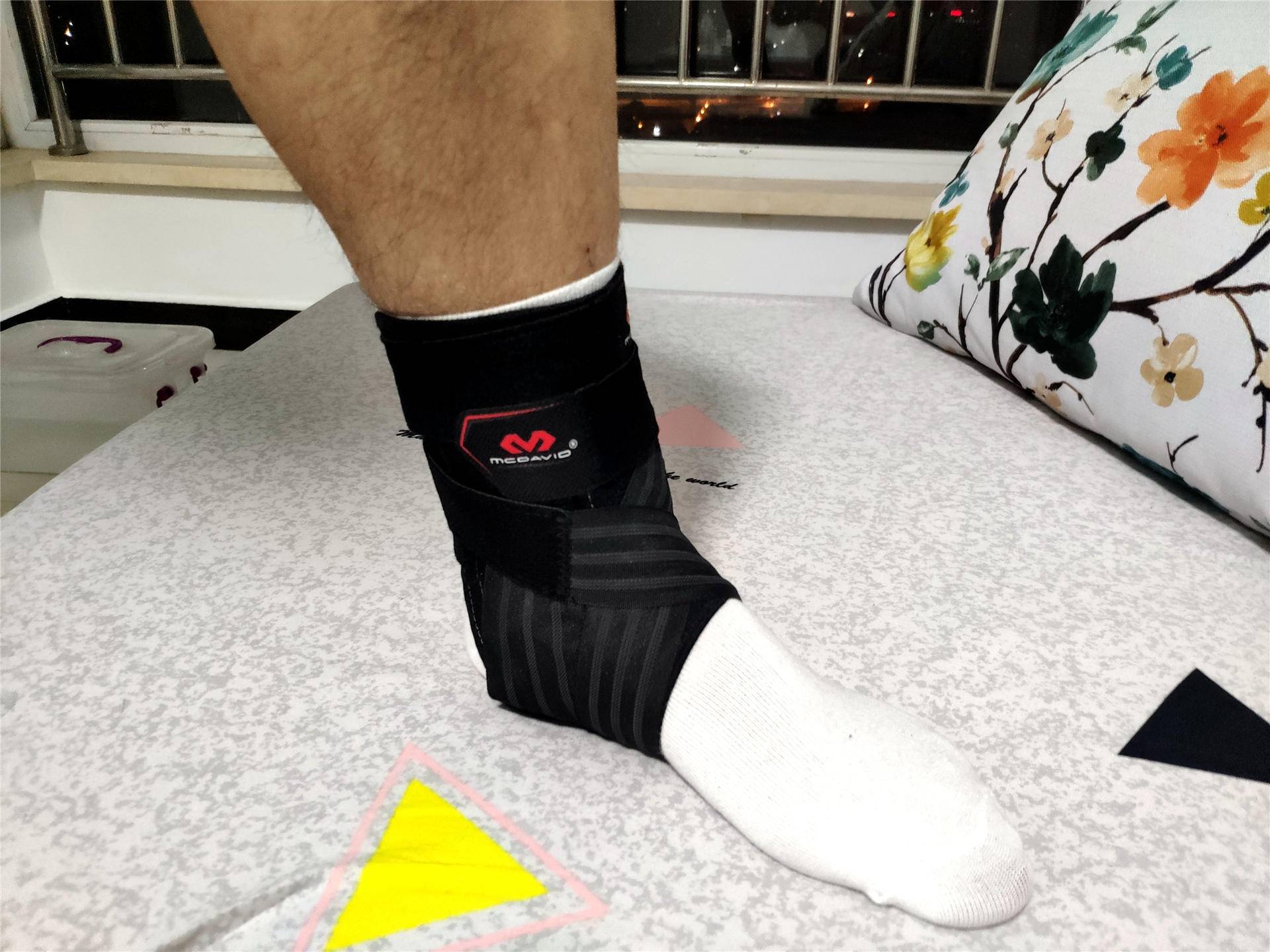 打篮球脚崴了能走路但是很痛,打篮球崴脚还想打