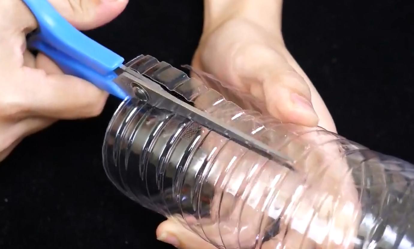 电动打蛋器打蛋不费力太好用了,打蛋器不用买用塑料瓶做