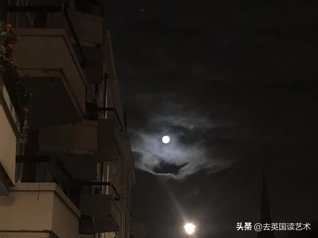 50美金的大闸蟹，川菜馆里的KTV，留学生都怎么过中秋？