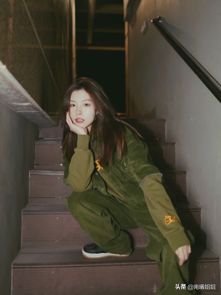 时髦的女人都穿卫衣减龄又好看,女生一定要了解的卫衣经典搭配