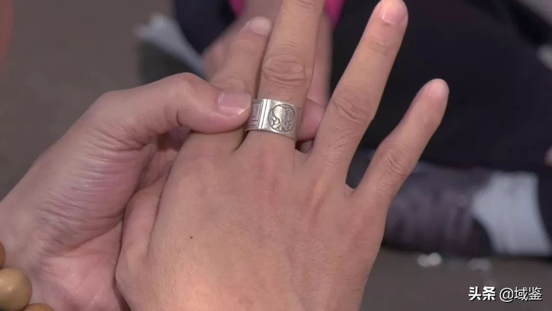 奶奶戴了很久的戒指,奶奶戴了多年的首饰