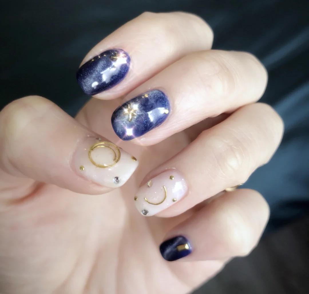 新年耐看美甲带钻款式图,纯色美甲显白秋冬短甲深酒红磨砂