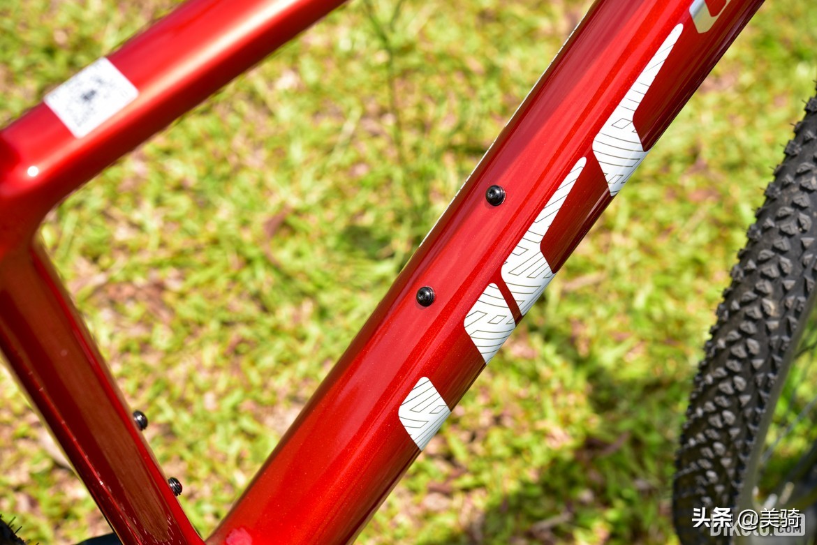 ucc竞争者race测评,万元以下碳纤维山地车