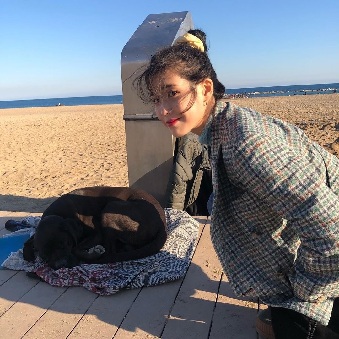 iu西班牙最新照片,iu蓝色长裙路透