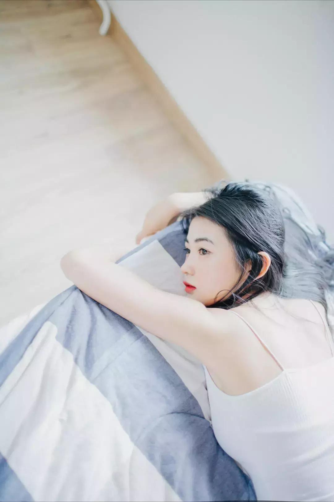 如何居家拍出自然写真照 (在家自己怎么拍出好看的照片写真)