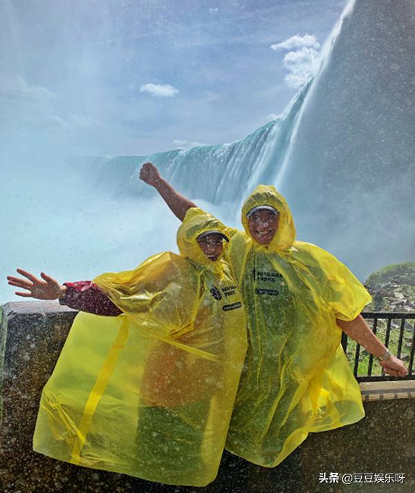 胡杏儿和老公撇下两儿子出国旅行,胡杏儿晒与儿子合照画面温馨感人