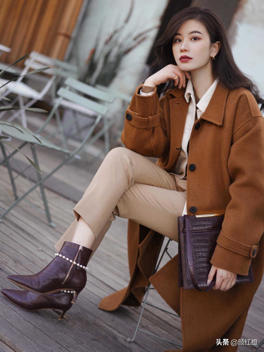 棕色大衣和蓝色牛仔裤搭配吗,冬季深棕色大衣穿什么裤子