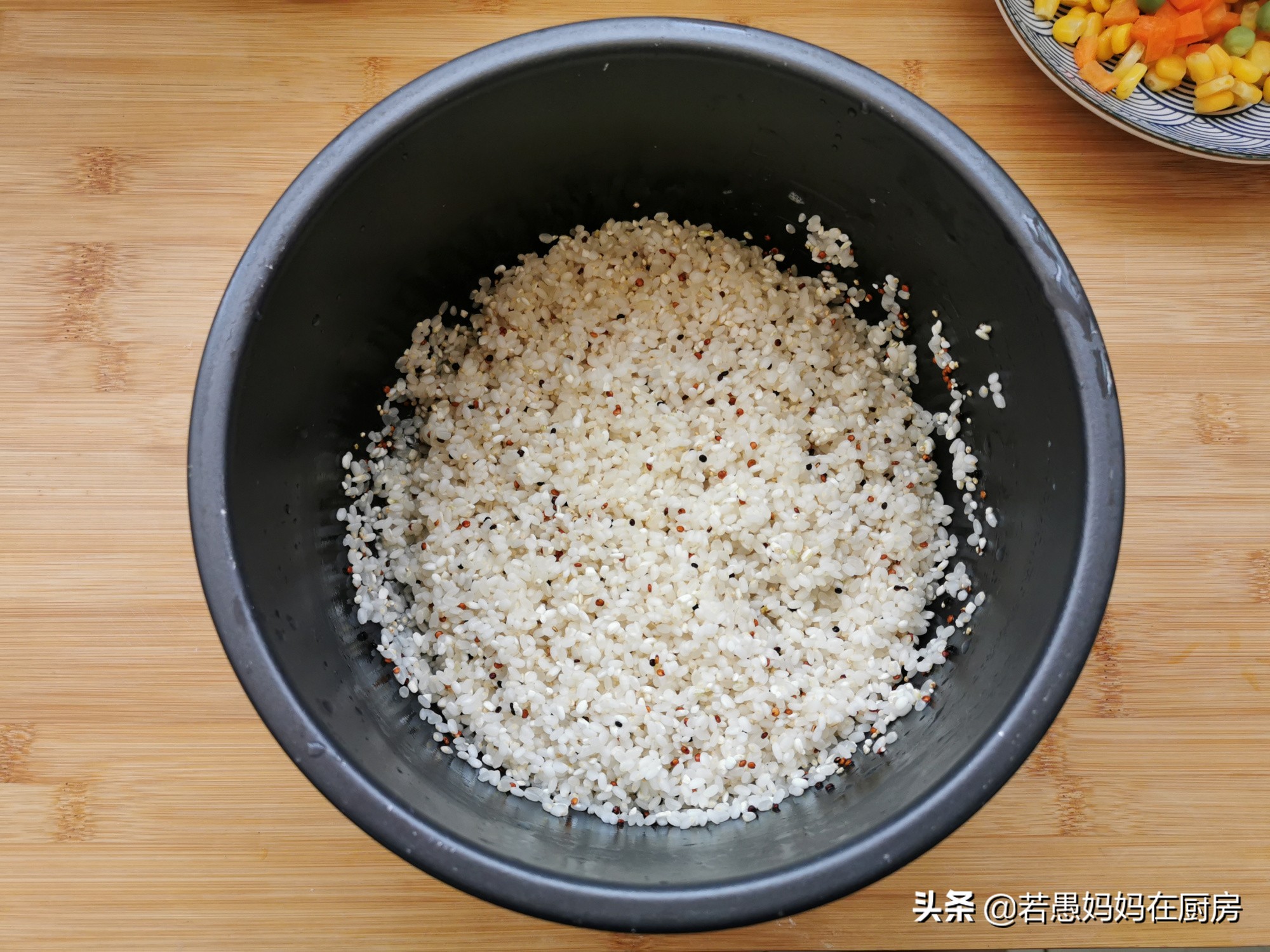 排骨焖饭怎么做有锅巴,排骨焖饭简单美味食材轻松准备