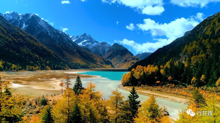 有人说，如果在10月错过了莲花湖，就相当于错过了整个秋天