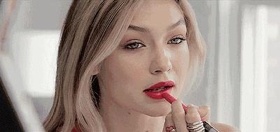 什么口红显白又提升气色又不沾杯,口红也是一种战斗力