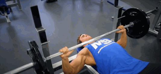 这一身腱子肉，太有安全感了吧！他最爱的健身动作，你要不要练？