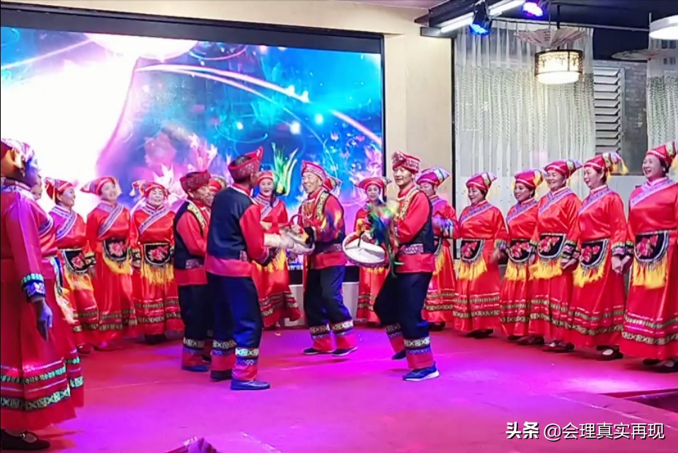 四川会理几百人涌向龙腾小区，小区人真好奇，到底发生啥事了？