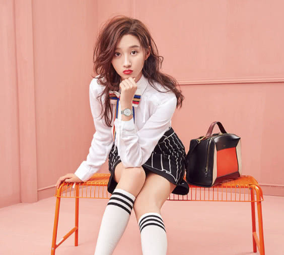 关晓彤街头拍戏被偶遇,关晓彤偷吃泡面被发现是什么综艺