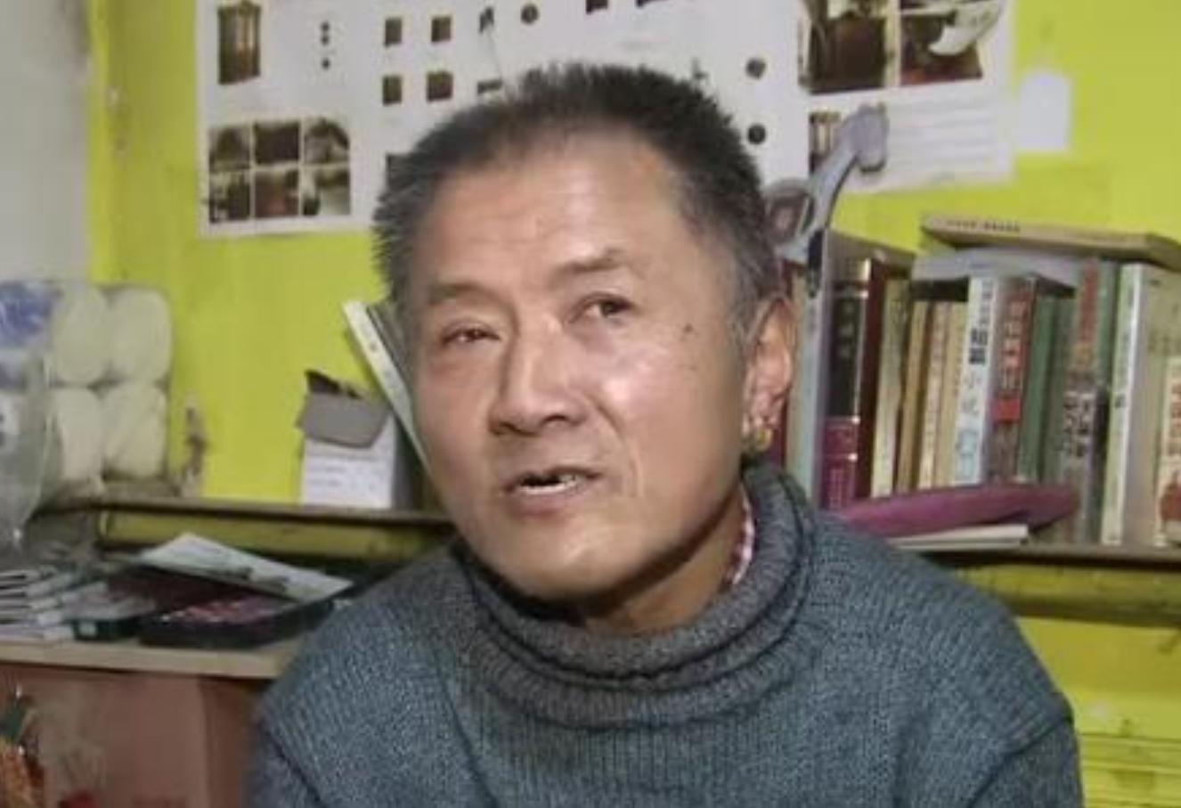 山东65岁拾荒大爷，每日扎小辫涂胭脂，无视他人嘲笑：我无愧于心