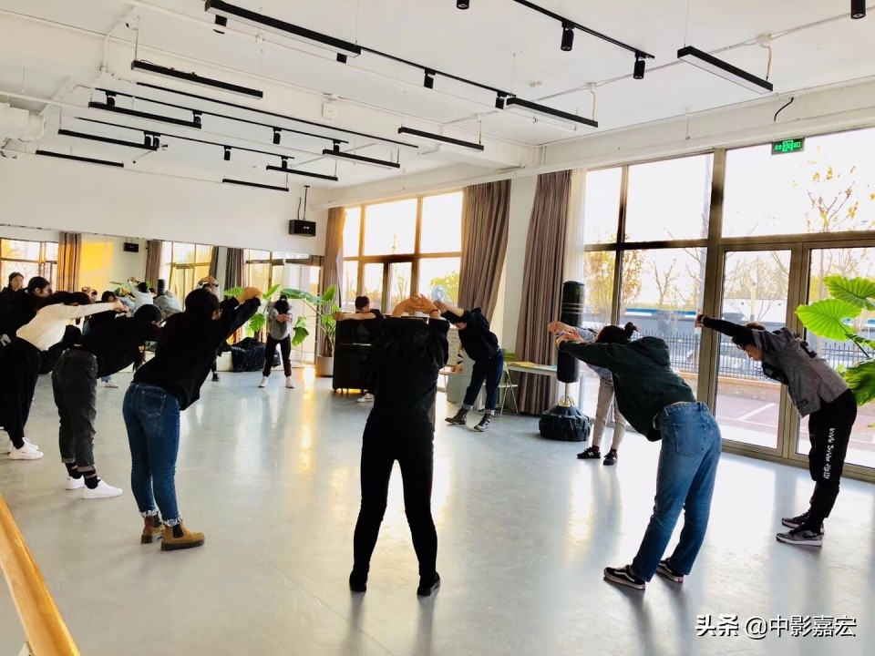 歌手练气息的方法,歌手都是如何训练声音的