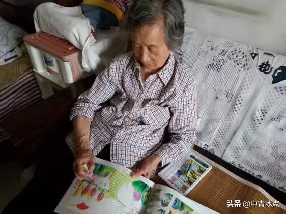白发女带妈妈上学,白发女儿给父母跳舞