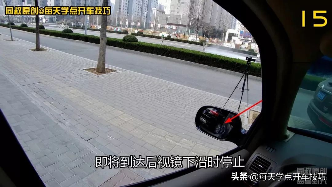 停车场单行道倒车入库技巧视频,路边车位倒车入右库绝招简单又快