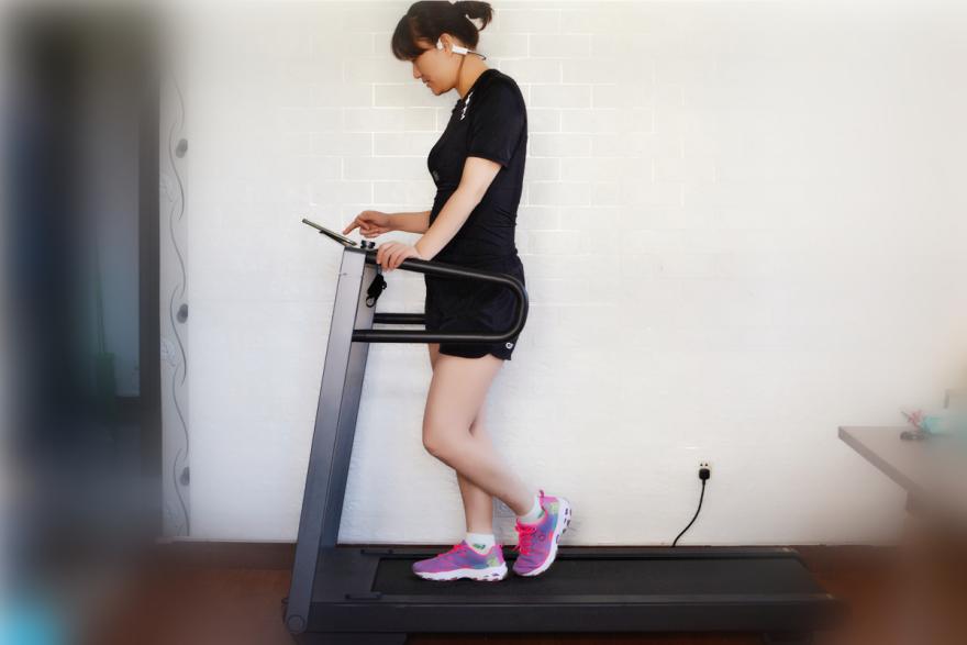 小米生态链walkingpad跑步机r2,小米跑步机和亿健跑步机哪个好