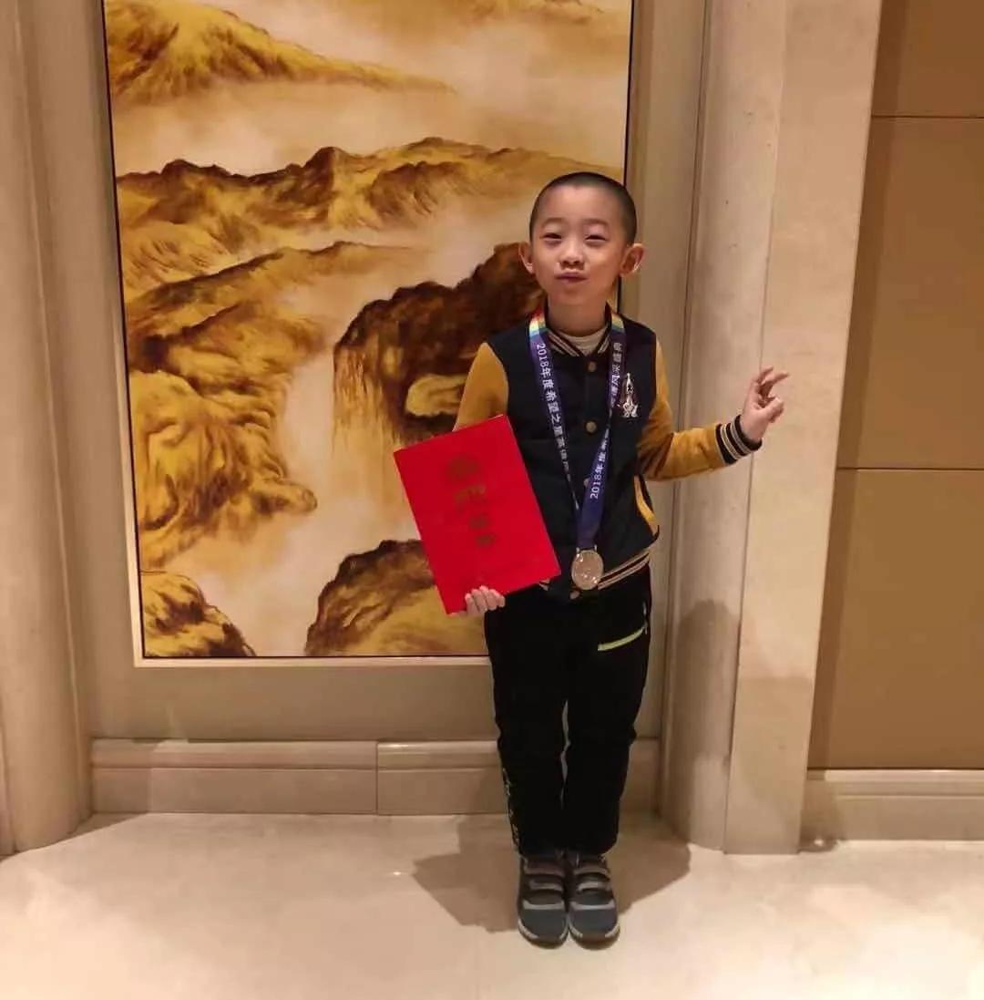 对话星妈|从排斥英语到7岁拿下KET，如今中英法语花式切换