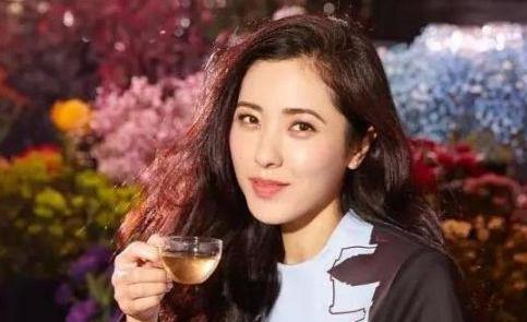 44岁曾黎穿超短衣太性感，罕露美背玉肌，与体型肥大男子亲密喂食