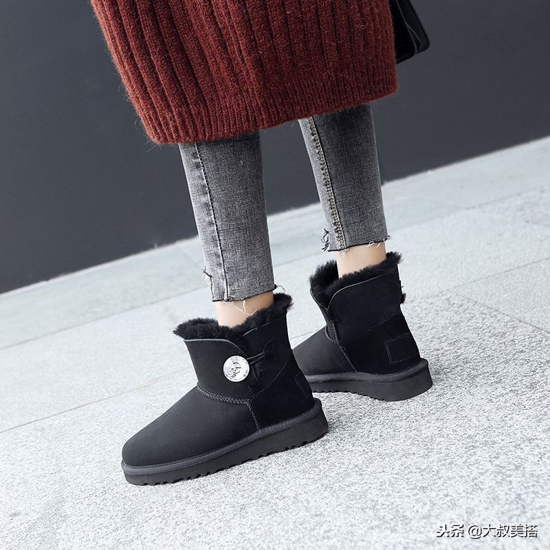 女人冬天雪地靴,矮个子女生冬天适合穿哪种雪地靴