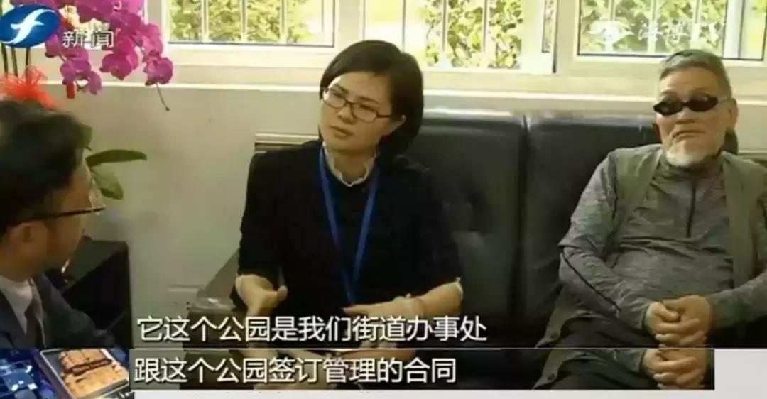 好险|大爷公园散步，硕大枝条垂直戳下，再偏毫厘后果不敢想！