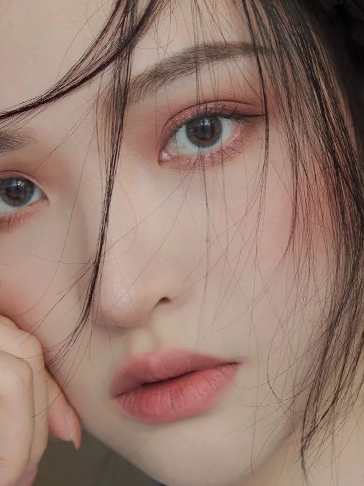 哪种奶茶色更显白减龄,2020年最流行的奶茶色