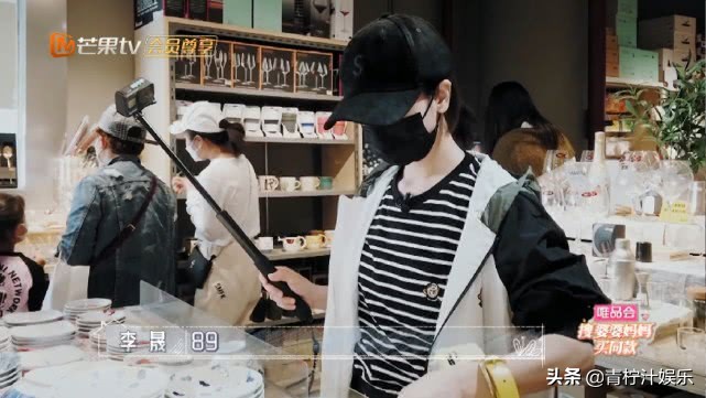 李佳航1岁儿子是个机智boy，徒手挤橙汁，李晟买一块碗89元不嫌贵