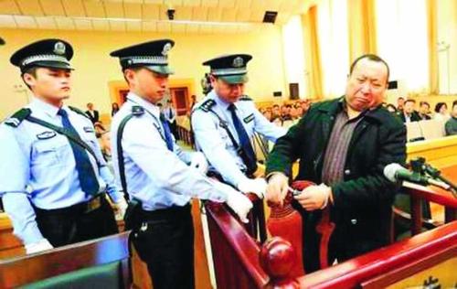 *门惨灭**案制造者，18年后摇身一变成正科级干部，法律终将其严惩