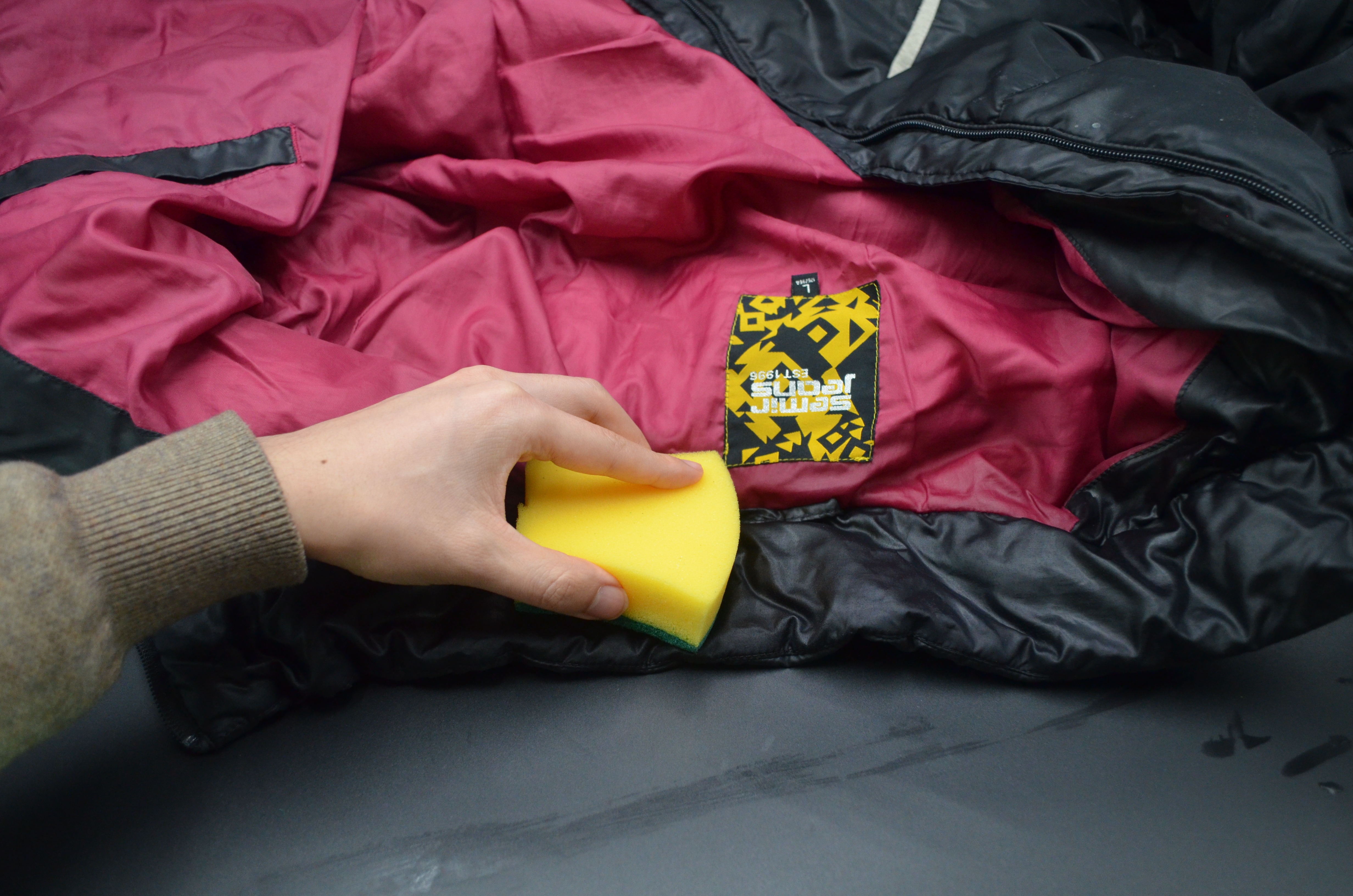 羽绒服脏了不用洗的小妙招,羽绒服脏了用什么干洗最好