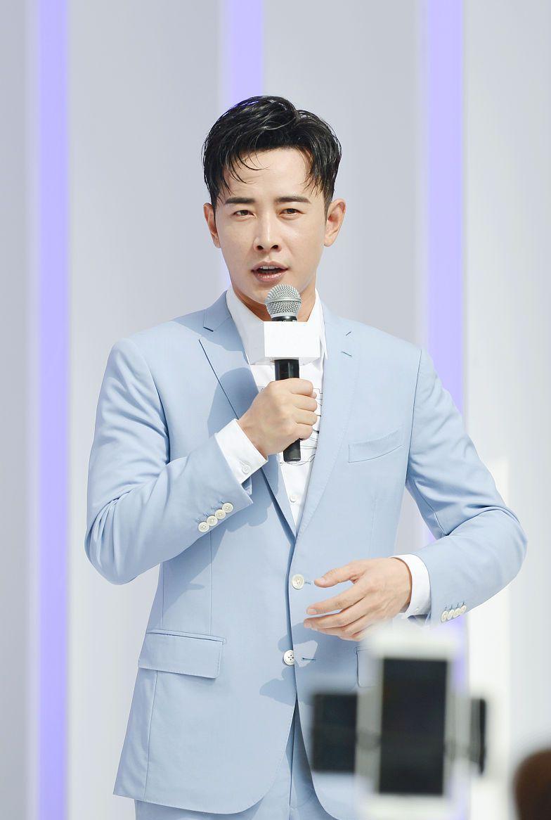 罗晋西装惊艳亮相,罗晋浅蓝色西装