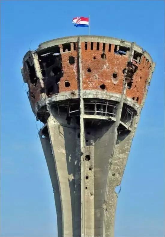 炸碎，灭门、逃难、流血，你无法想象金球奖“魔笛”经历过什么