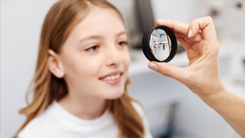 睡觉半睁眼张嘴是怎么回事,睡觉半睁着眼睛是什么原因