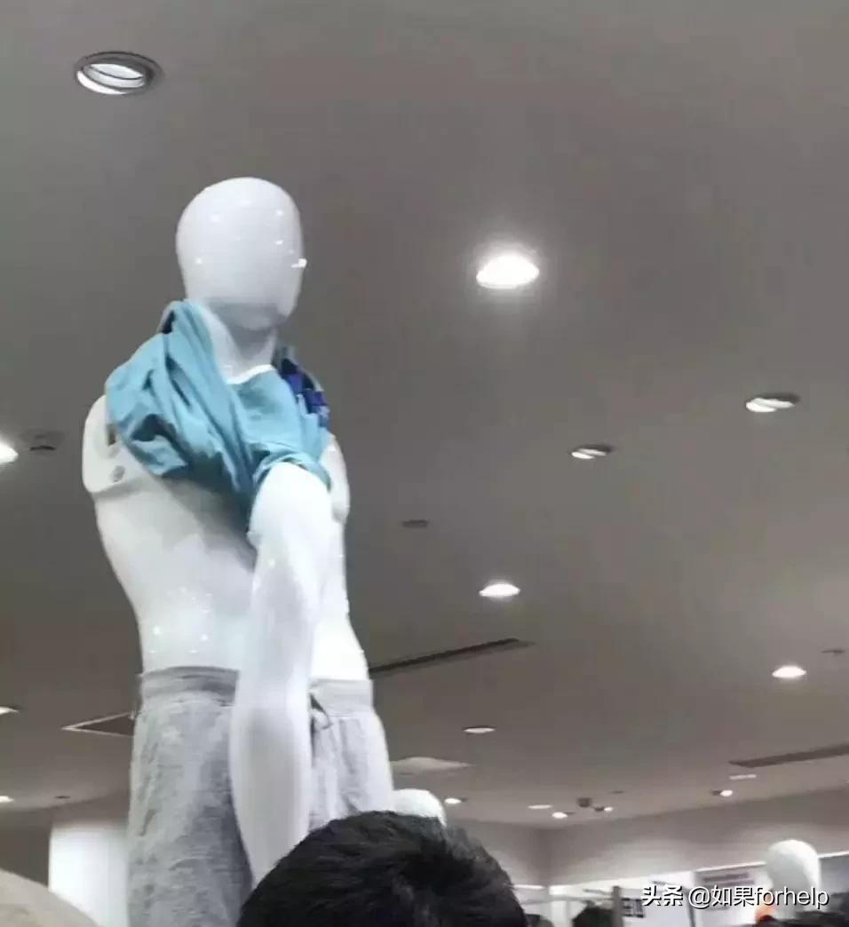 优衣库联名t恤疯抢事件,优衣库抢t恤