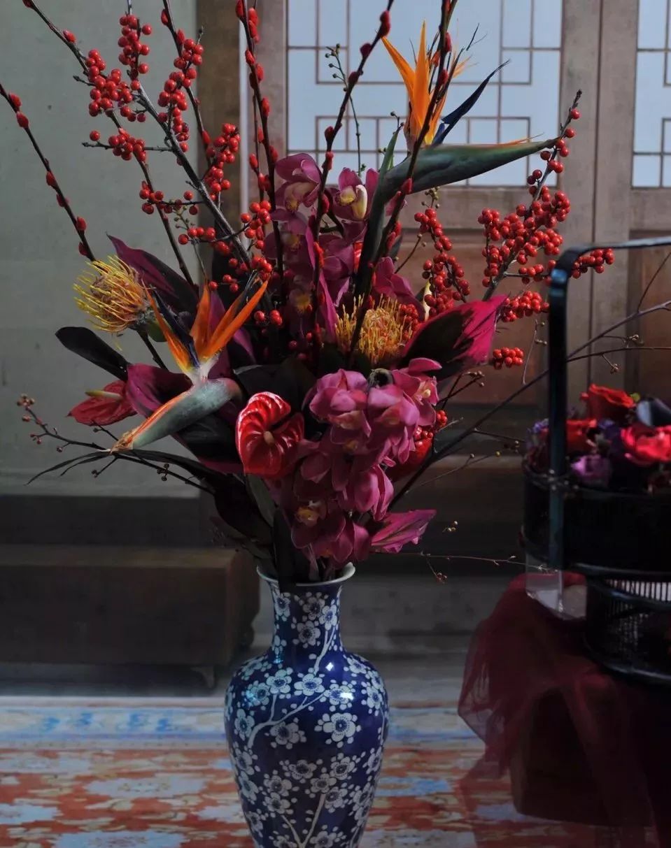 鲜花店日常换水整理花材,花要不要经常换水