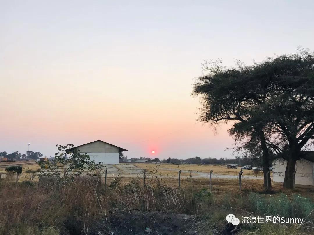 流浪非洲，乘坐中国援建火车去赞比亚，满满的亲切