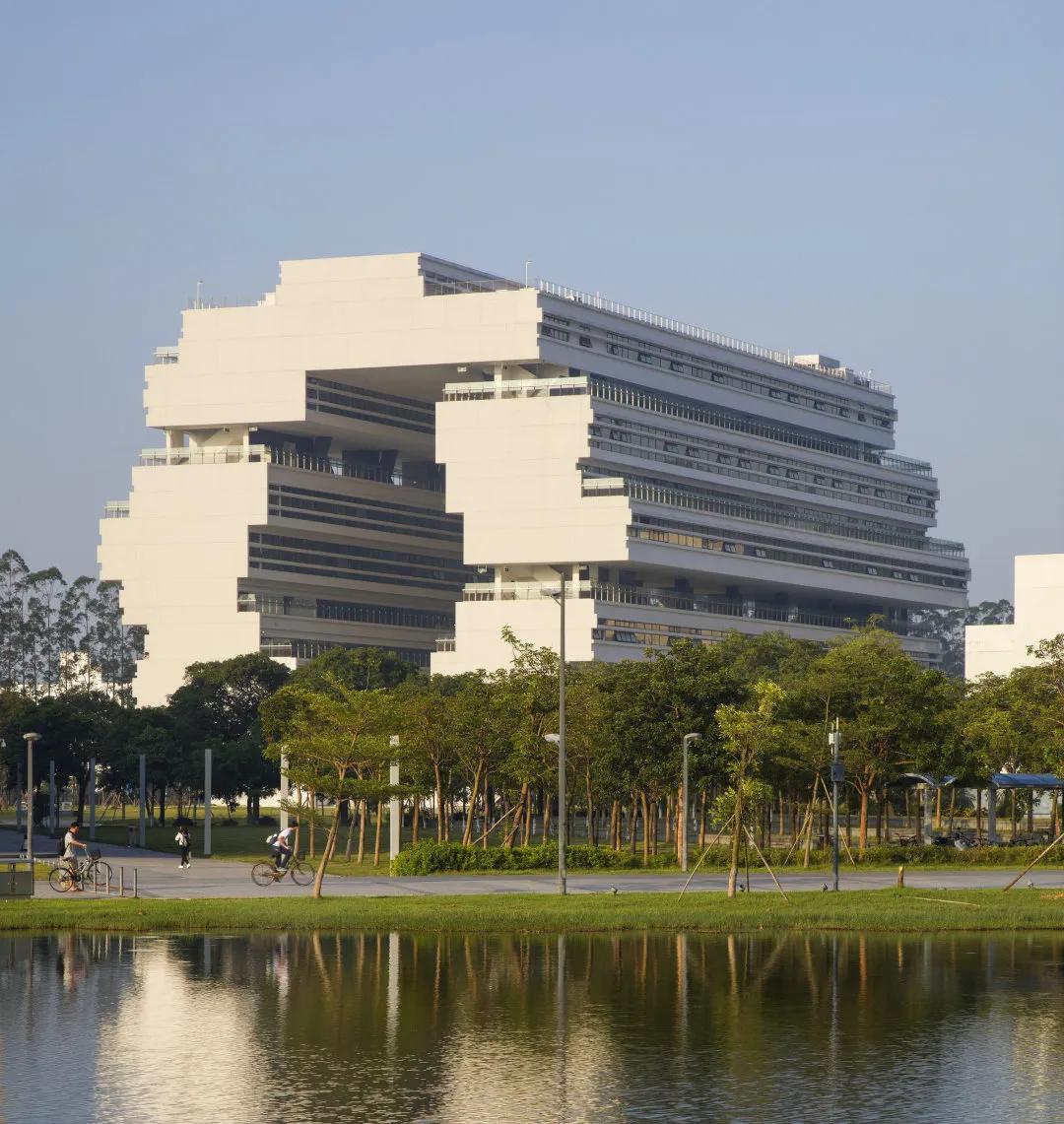 竖向堆叠的医疗之环：汕头大学新医学院