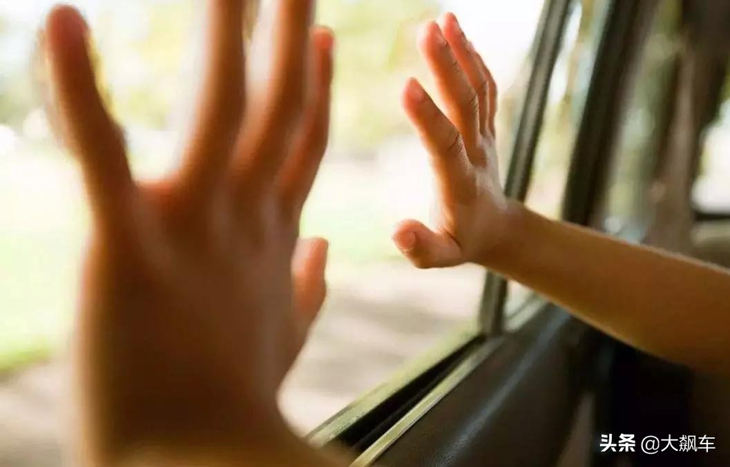 男童被锁车内自救,孩子锁车内如何自救