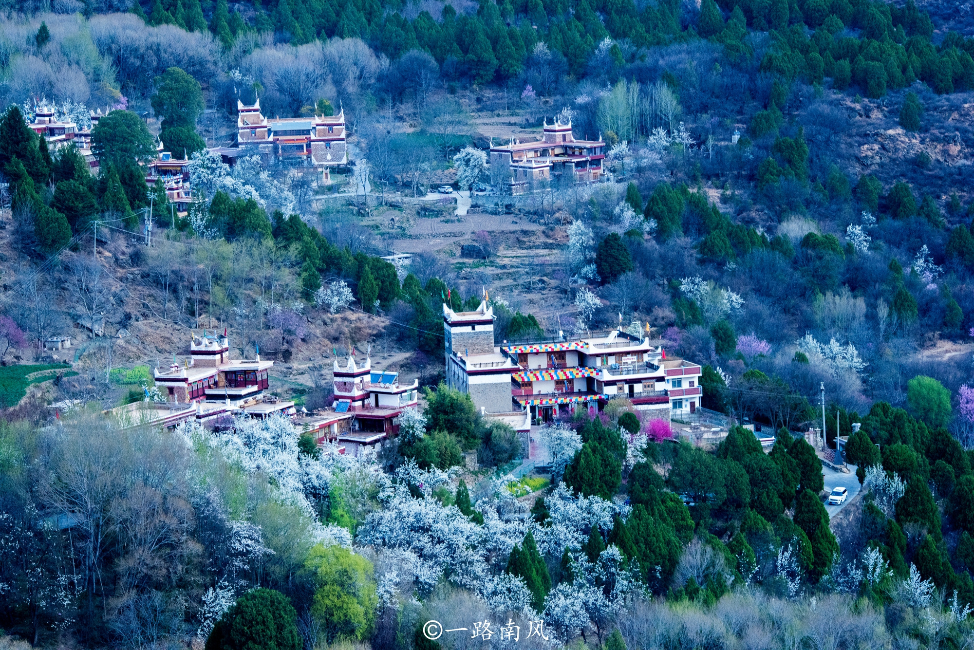 探寻四川甘孜自治州的神秘风光,甘孜州甲居藏寨风景