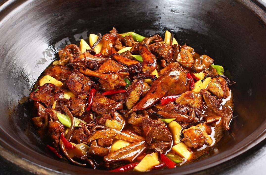 铁锅生锈炒菜有股铁锈味还能吃吗,去除铁锅生锈的正确方法