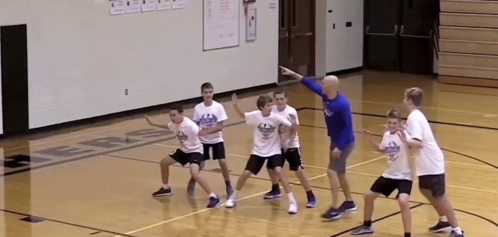 正确抢篮板球方式,篮板球诀窍