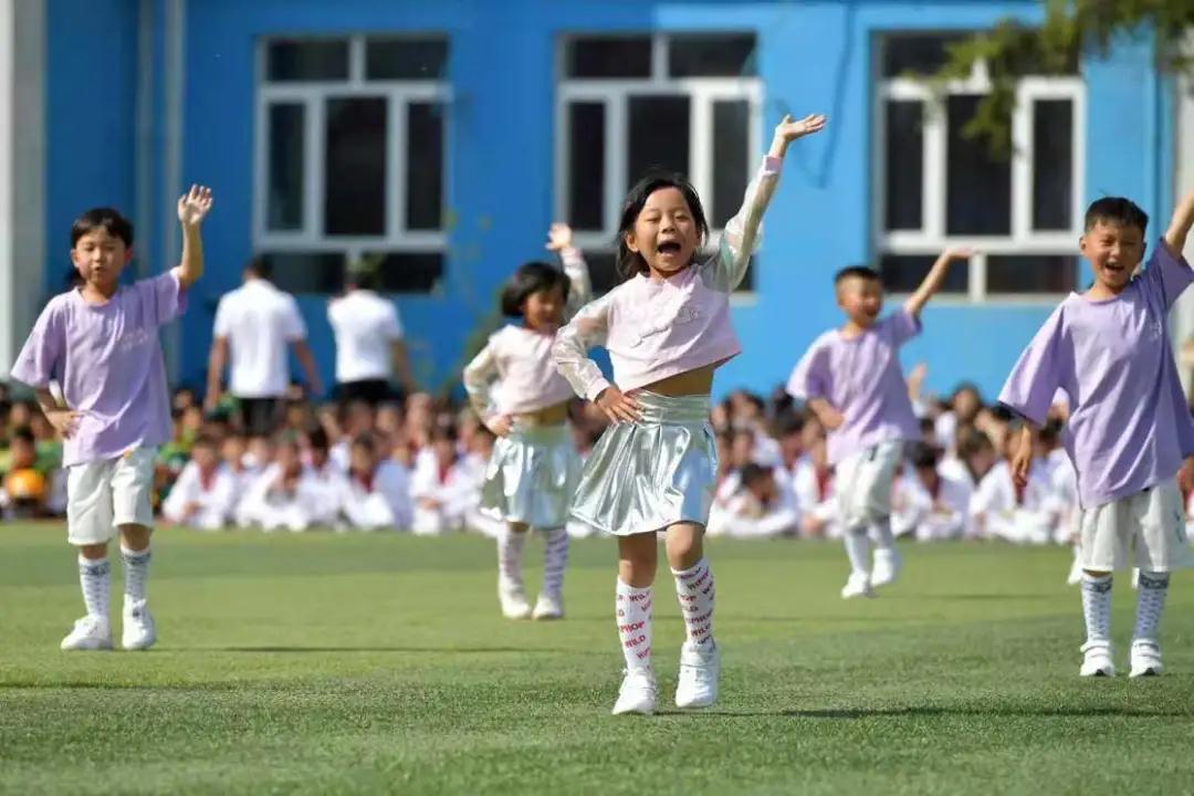 一共有207人参加体操表演,一百多人体育节开场