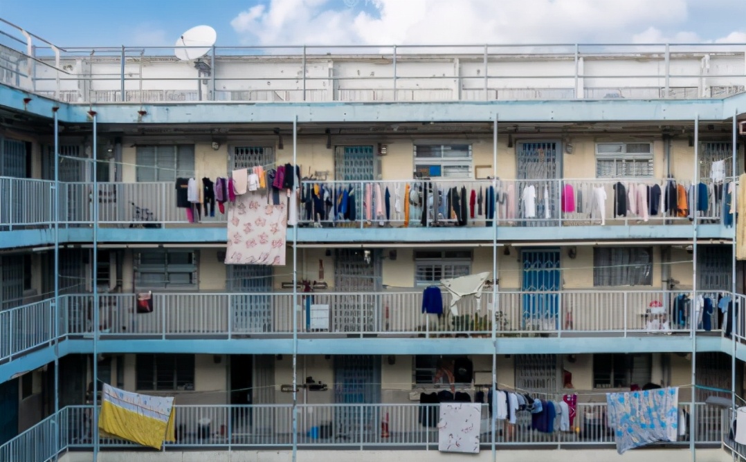 情侣开房也要找黄牛？这8.8高分剧，逼疯的不只香港人